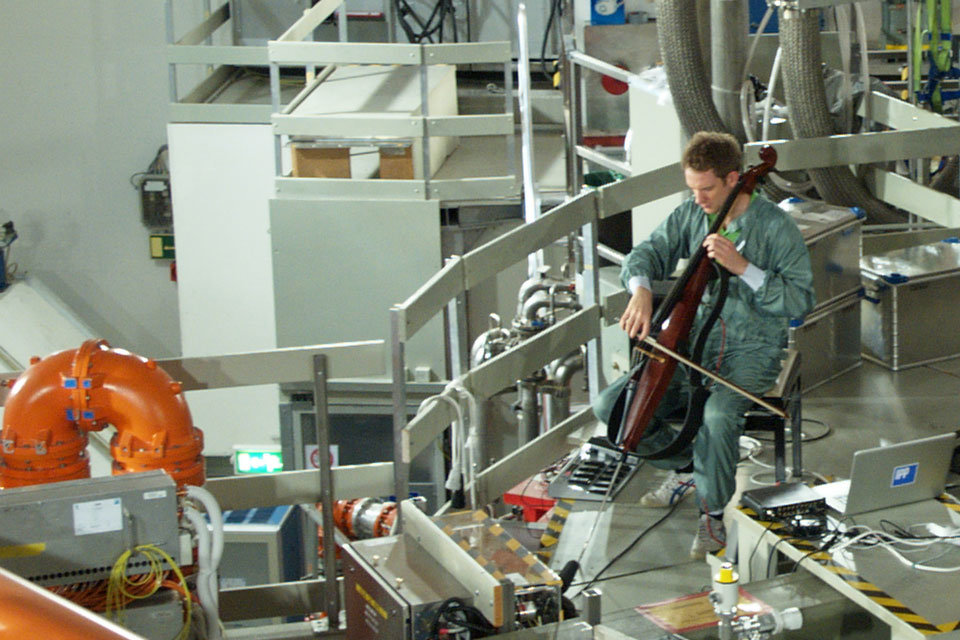 Cello-Klänge im Labor